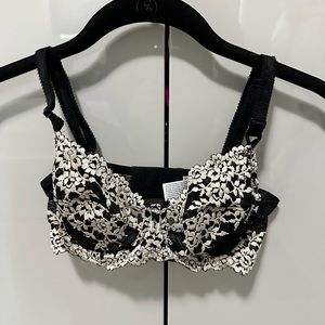 Wacoal Lace Bra size 32C- lace in excellent condition
